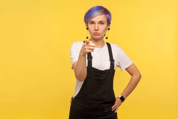 Retrato Mujer Hipster Con Pelo Corto Violeta Overoles Mezclilla Apuntando —  Fotos de Stock