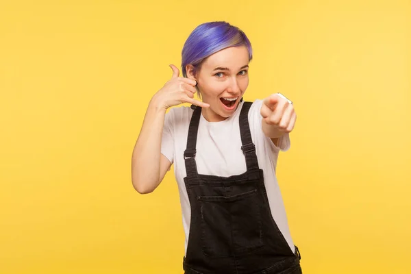 Oye Llámame Retrato Chica Hipster Enérgica Con Pelo Corto Violeta —  Fotos de Stock