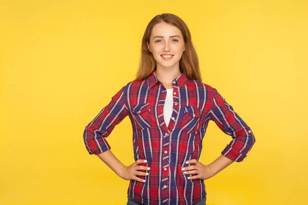 Retrato Hermosa Chica Jengibre Feliz Con Una Sonrisa Encantadora Camisa —  Fotos de Stock