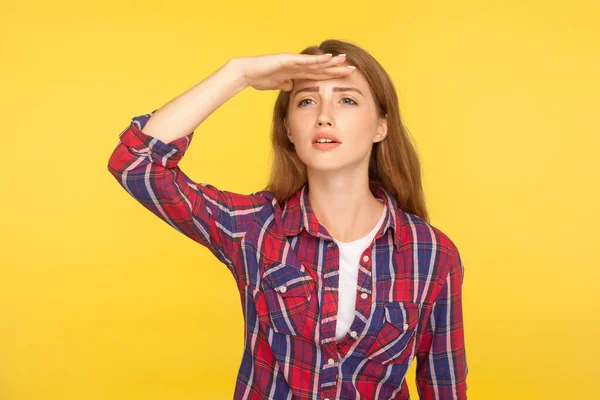 Ver Weg Uitzicht Portret Van Schattig Gember Meisje Geruite Shirt — Stockfoto