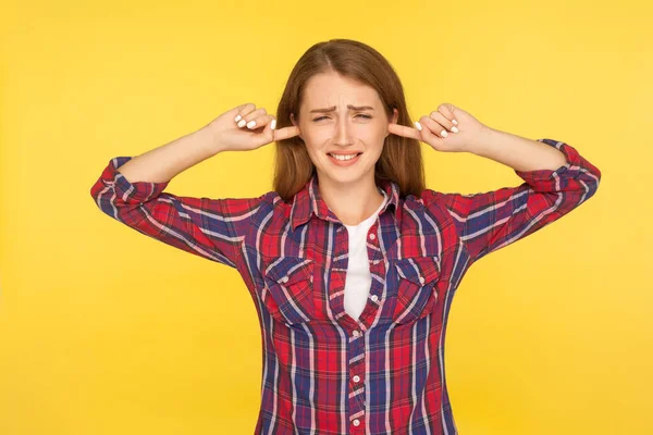 Nechci Slyšet Portrét Podrážděné Zrzavé Dívky Kostkované Košili Zavřenýma Ušima — Stock fotografie