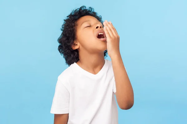 Retrato Niño Cansado Somnoliento Con Pelo Rizado Camiseta Blanca Que —  Fotos de Stock