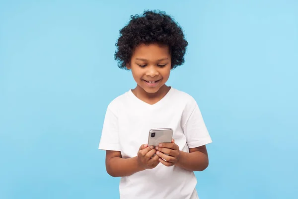 Menino Feliz Adorável Animado Com Cabelo Encaracolado Lendo Mensagem Engraçada — Fotografia de Stock