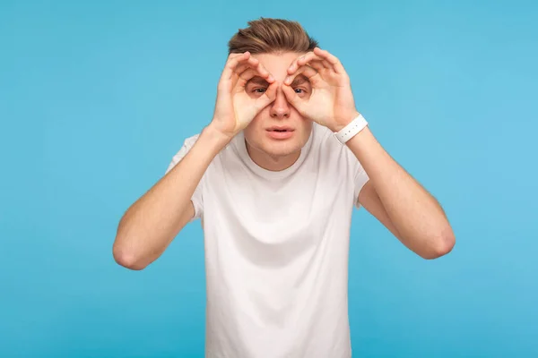 Porträt Eines Neugierigen Mannes Lässigem Weißem Shirt Der Mit Ferngläsern — Stockfoto