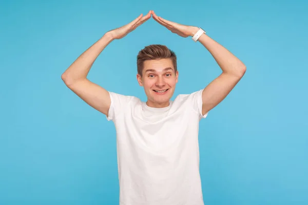 Seguro Seguridad Vivienda Retrato Buen Hombre Camiseta Blanca Haciendo Gesto — Foto de Stock