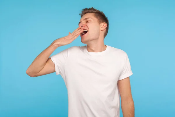 Hombre Somnoliento Agotado Camiseta Blanca Casual Pie Con Los Ojos — Foto de Stock