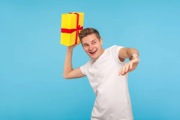Pak Cadeautje Pak Aan Gelukkig Zorgeloze Jongeman Shirt Klaar Verjaardagsdoos — Stockfoto