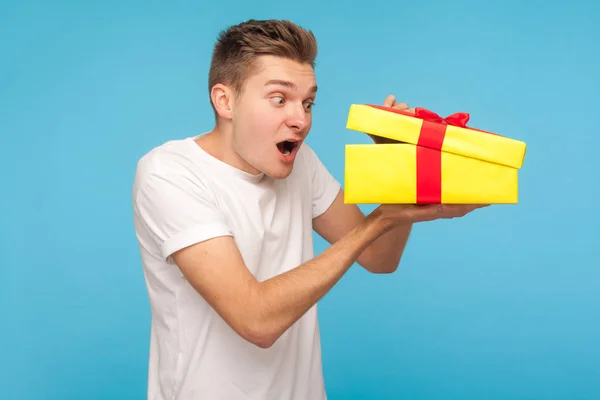 Geschokt Man Wit Shirt Zoek Geschenkdoos Met Nieuwsgierige Verrassende Expressie — Stockfoto