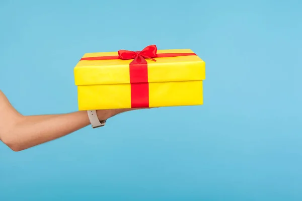 Nahaufnahme Einer Hand Die Einen Großen Gelben Geschenkkarton Hält Gratulation — Stockfoto