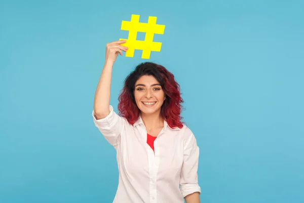 Popüler Bloglar Kafasında Hashtag Sembolü Olan Kameraya Gülümseyen Ünlü Forum — Stok fotoğraf