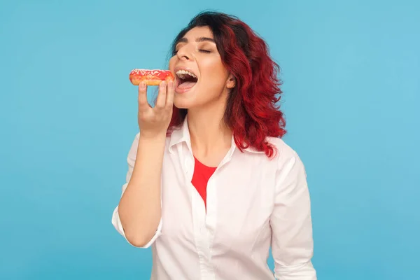 Mulher Com Fome Com Cabelo Ruivo Chique Mordendo Donut Com — Fotografia de Stock