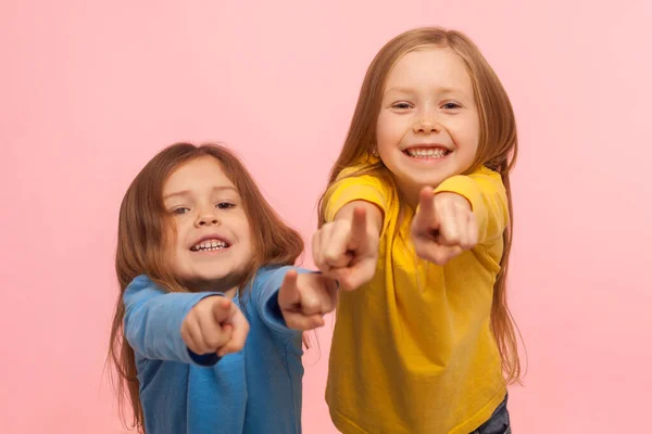 Você Duas Meninas Felizes Encantadoras Apontando Para Câmera Indicando Sorte — Fotografia de Stock