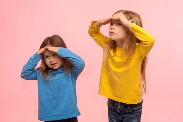 Retrato Engraçado Divertido Duas Meninas Segurando Mãos Sobre Olhos Olhando — Fotografia de Stock