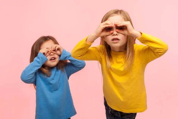 Adorável Curioso Intrometido Duas Meninas Olhando Através Dos Dedos Imitando — Fotografia de Stock