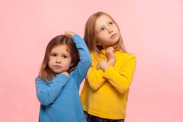 Sueños Infancia Retrato Dos Niñas Hermosas Pensativas Que Rascan Cabeza —  Fotos de Stock