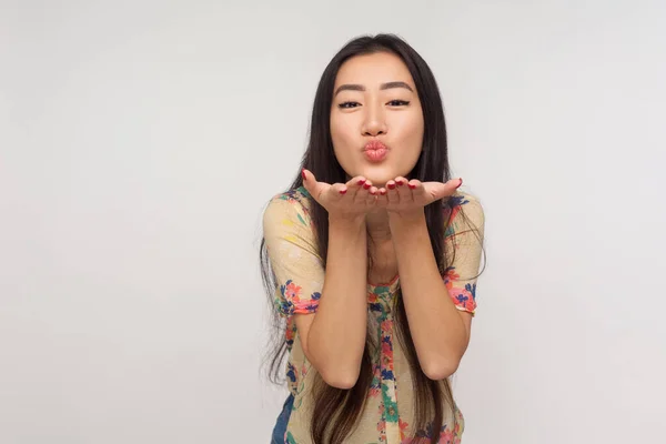 Miluju Sladká Krásná Asijská Dívka Letní Halence Posílá Vzdušný Polibek — Stock fotografie