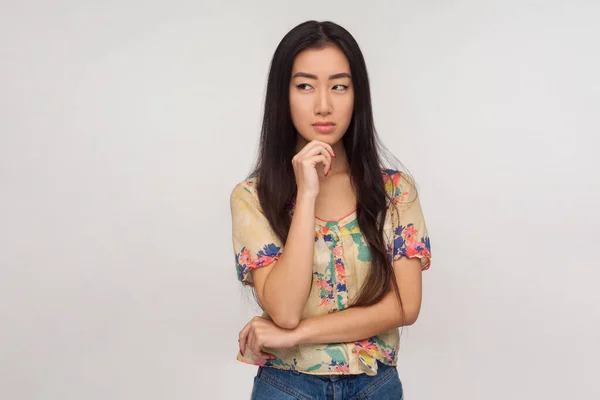 Encantadora Chica Asiática Reflexiva Con Pelo Largo Morena Blusa Verano —  Fotos de Stock