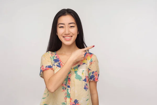 Kijk Adverteren Hier Fascinerend Aziatisch Meisje Met Brunette Haar Zomer — Stockfoto