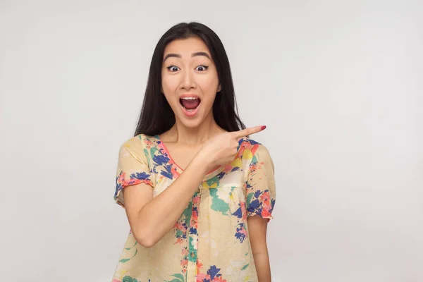 Guarda Fantastico Pubblicizzare Qui Affascinante Ragazza Asiatica Con Capelli Castani — Foto Stock