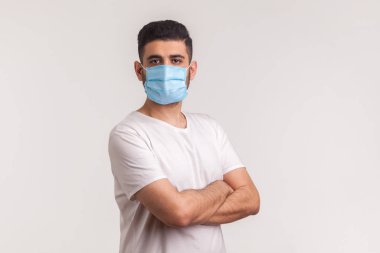 Koronavirüse karşı etkili bir koruma. Enfeksiyonu önlemek için el ele tutuşan ve hijyenik maske takan adam, grip gibi solunum hastalıkları, 2019-Ncov. Beyaz arkaplan, kapalı stüdyo çekimleri