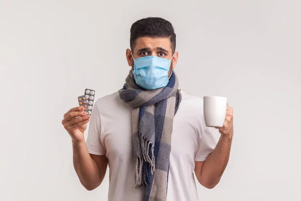 Πορτρέτο Του Φοβισμένος Άνθρωπος Προστατευτική Υγιεινή Μάσκα Κρατώντας Χάπια Και — Φωτογραφία Αρχείου