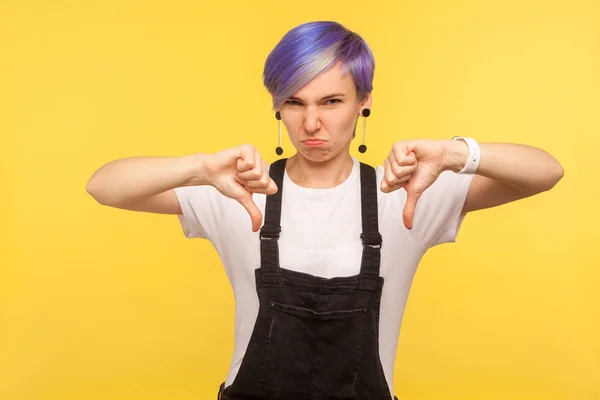 Abneigung Porträt Eines Unzufriedenen Hipster Mädchens Mit Violetten Kurzen Haaren — Stockfoto