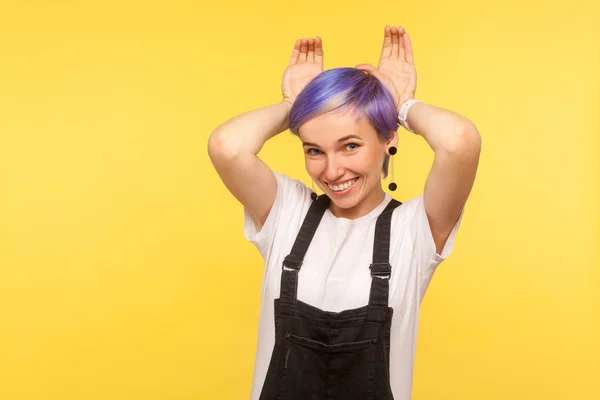 Retrato Adorable Chica Hipster Divertida Con Pelo Corto Violeta Overoles —  Fotos de Stock