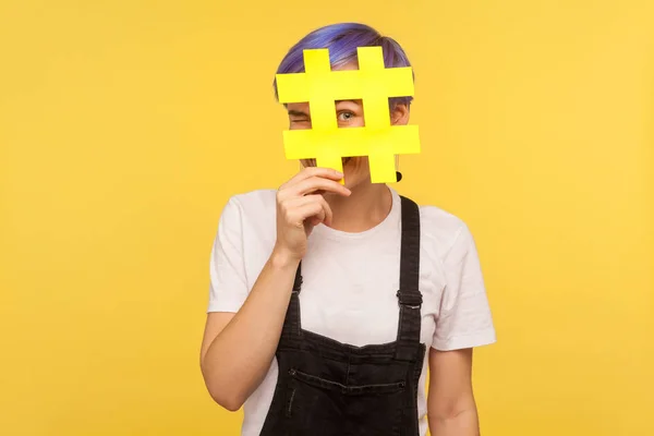 Hashtag Tendências Interessantes Mídia Retrato Jovem Alegre Com Cabelo Curto — Fotografia de Stock