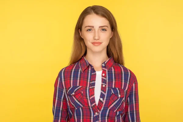 Портрет Счастливой Привлекательной Рыжей Девушки Клетчатой Рубашке Стоя Глядя Камеру — стоковое фото
