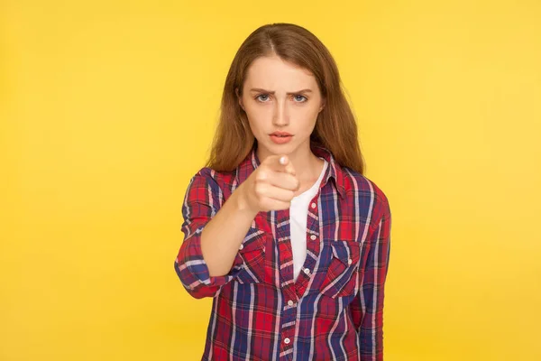 Você Retrato Menina Gengibre Descontente Grave Camisa Quadriculada Apontando Dedo — Fotografia de Stock