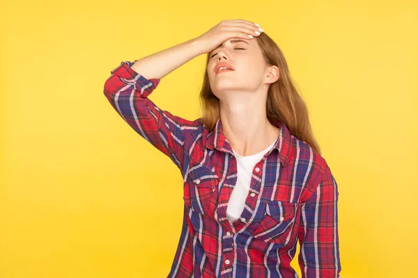 Ansiktsdrag Porträtt Beklagliga Olyckliga Ingefära Flicka Avslappnad Skjorta Hålla Hand — Stockfoto