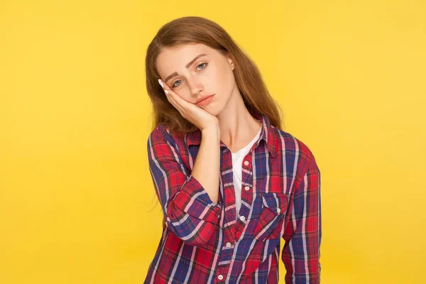 Unatkozom Portré Depressziós Gyömbéres Lányról Kockás Ingben Arcon Támaszkodva Közömbös — Stock Fotó