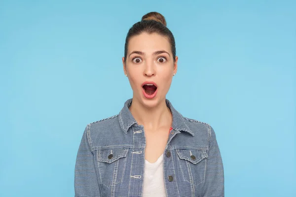 Portrait Shocked Cute Woman Hair Bun Opening Her Mouth Amazement — Stock Photo, Image