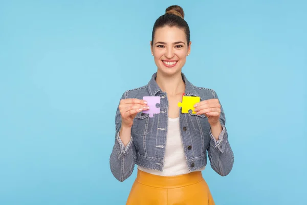 Faszinierende Lebenslustige Modisch Gekleidete Frau Mit Haarschopf Die Bunte Puzzleteile — Stockfoto