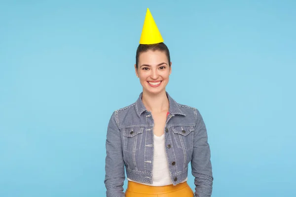 Fascinante Mujer Feliz Chaqueta Mezclilla Divertido Sombrero Cono Sonriendo Contenta —  Fotos de Stock