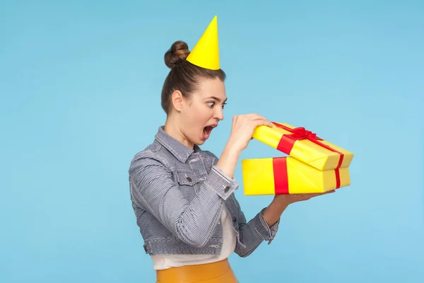 Äußerst Überraschte Emotionale Frau Mit Party Kegel Auf Dem Kopf — Stockfoto