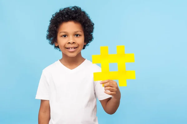 노란색해 상징을 카메라 앞에서 블로그와 아이들의 내용에 티셔츠를 곱슬머리의 행복하고 — 스톡 사진