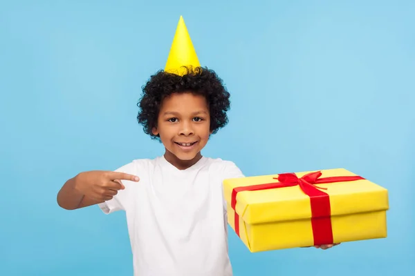 Katso Syntymäpäivälahjaani Iloinen Suloinen Pikkupoika Jolla Juhlakartio Päässä Osoittaen Lahjapakkausta — kuvapankkivalokuva