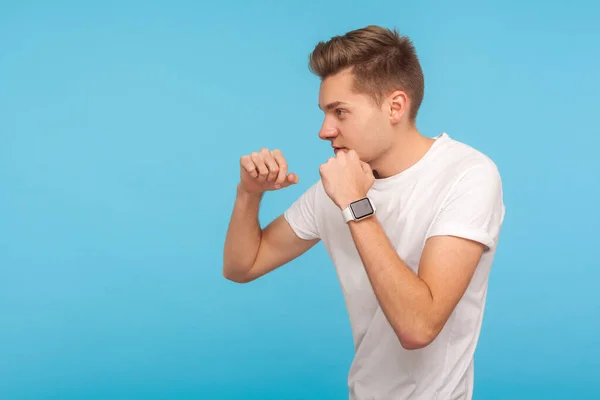 Slåss Med Anden Profil Aggressiv Man Vit Shirt Klämma Knytnävar — Stockfoto