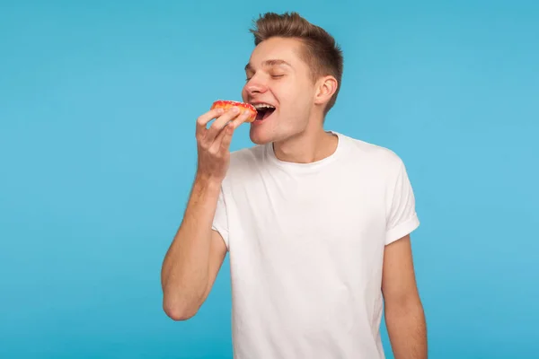 Σκέτο Φαγητό Ευτυχισμένος Χαρούμενος Άνθρωπος Casual Λευκό Shirt Τρώει Ντόνατ — Φωτογραφία Αρχείου