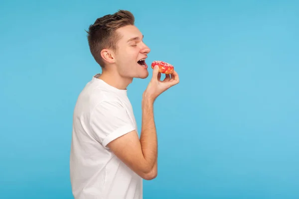 Vuil Eten Zijaanzicht Van Een Opgetogen Man Wit Shirt Die — Stockfoto