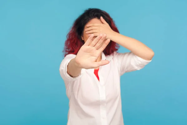 Retrato Mujer Avergonzada Mostrando Gesto Stop Cubriendo Los Ojos Con —  Fotos de Stock