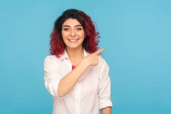 Área Publicidad Presentación Ideas Mujer Hipster Alegre Con Pelo Rojo — Foto de Stock