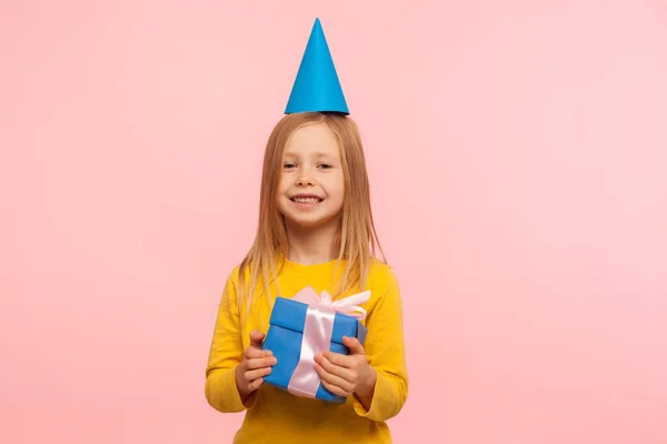 Retrato Adorável Menina Feliz Com Cone Festa Engraçado Cabeça Segurando — Fotografia de Stock