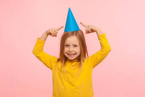 Adorável Linda Menina Pré Escolar Alegre Apontando Para Cone Festa — Fotografia de Stock