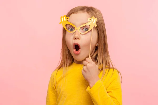 Menina Surpreendida Cobrindo Olhos Com Óculos Papel Salientando Língua Criança — Fotografia de Stock