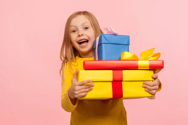 Encantada Niña Sorprendida Abrazando Muchas Cajas Regalo Mirando Cámara Con —  Fotos de Stock