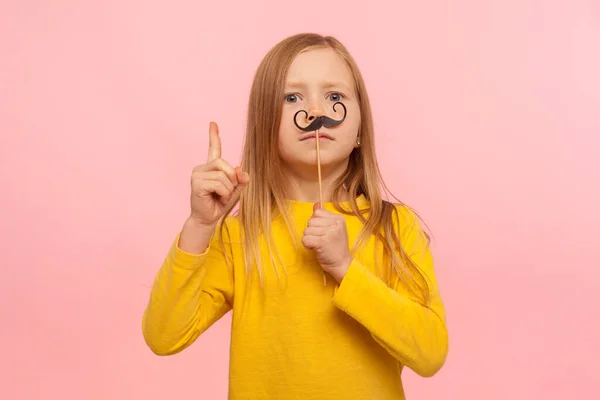 Pateta Menina Gengibre Com Bigodes Papel Engraçado Gesticulando Mais Fino — Fotografia de Stock