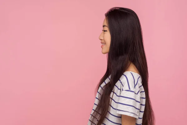 Bilde Munter Pen Asiatisk Jente Med Langt Brunette Hår Stripet – stockfoto