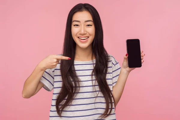 Publicidade Dispositivo Móvel Aplicativo Retrato Morena Menina Feliz Apontando Para — Fotografia de Stock